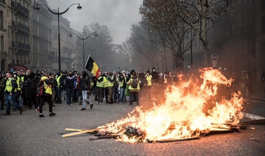 Während Frankreich brennt, wählt Deutschland eine „Mini-Merkel“.